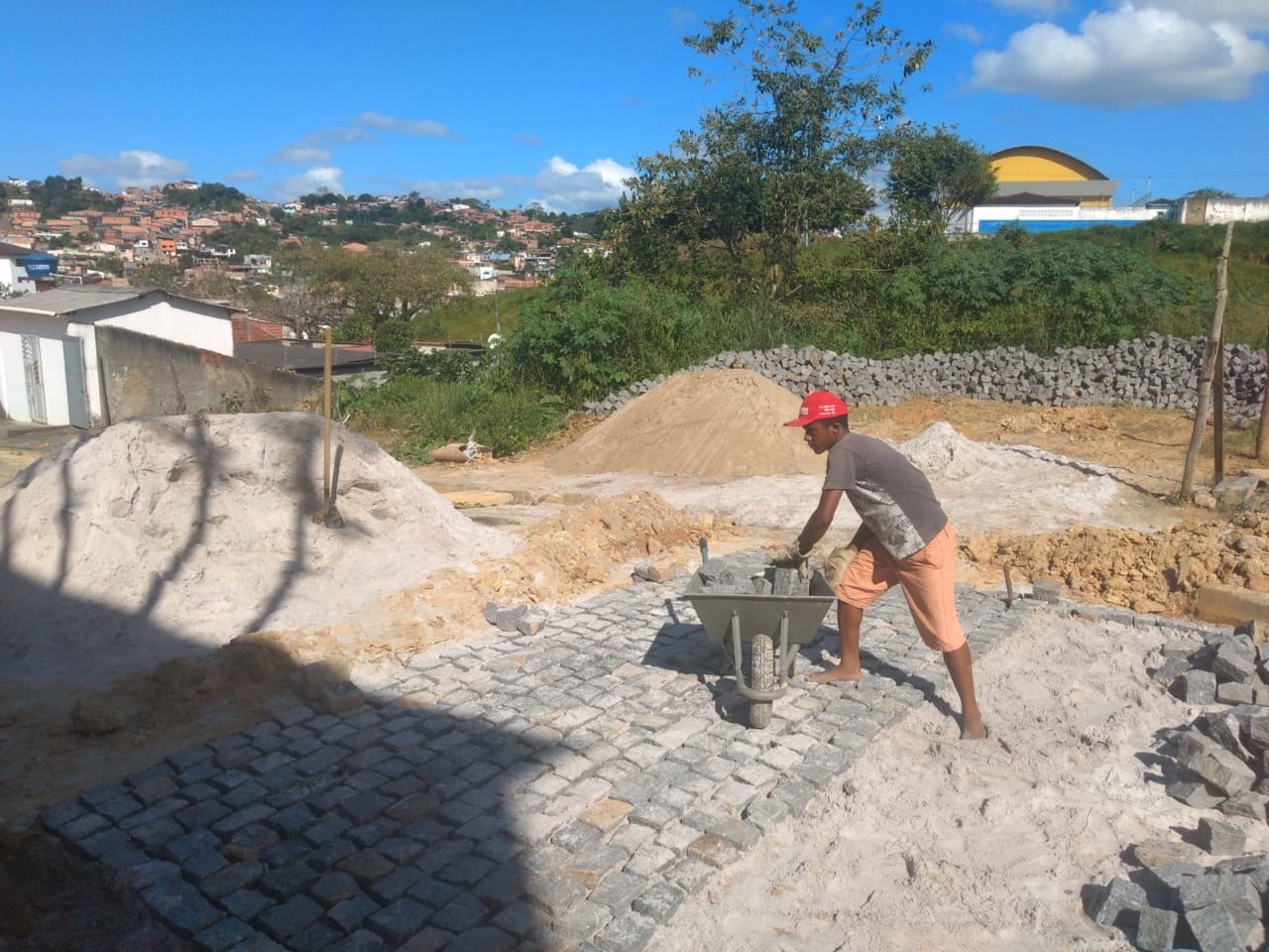Camacã: Rua Ibicaraí no Bairro Nova Ipanema recebe calçamento
